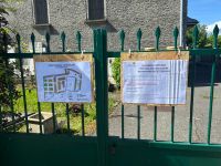 Panneaux d'information affichés aux portes du cimetière